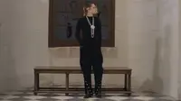 Kristen Stewart menghadiri pertunjukan koleksi terbaru Chanel di Château de Chenonceau, Prancis. (dok. Screenshoot Youtube Chanel)