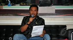 Menteri Pemuda dan Olahraga (Menpora) Imam Nahrawi saat konferensi pers terkait pembentukan tim transisi PSSI, Jakarta, Jumat (8/5/2015). Menpora mengumumkan sejumlah nama yang menjadi Tim Transisi. (Liputan6.com/Yoppy Renato)