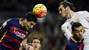 Luis Suarez dan Gareth Bale berduel di udara pada laga "el Clasico" di La Liga Spanyol yang dimenangkan Barcelona 4-0 di Stadion Santiago Bernabeu, Madrid, (21/11/2015).  (AFP Photo/Javier Soriano)