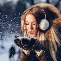 Ilustrasi orang berlibur di negara dingin. (Foto: Unsplash/freestocks)