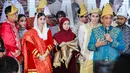 Novita tampak anggun dan cantik mengenakan baju juga aksesorisnya dan hijab khas adat Minang dengan nuansa warna merah dan emas. (Liputan6.com/Faizal Fanani)