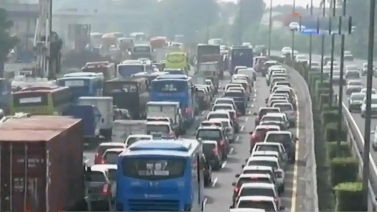 Tol Cikampek Mengular
