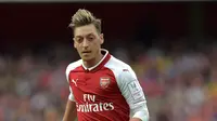 5. Mesut Ozil - Bukan bertipe pemain yang doyan menggocek. Namun gelandang Arsenal tersebut sering menciptakan assist matang dengan seni menggolong sebelum sampai tepat ke kaki rekan satu tim. (AFP/Olly Greenwood)