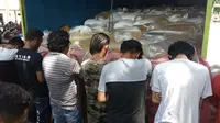 Kepolisian Daerah Gorontalo menangkap tiga mobil yang membawa 10 ton minuman keras Cap Tikus. Diduga miras tersebut akan digunakan dalam momen pesta tahun baru. (Liputan6.com/ Arfandi Ibrahim)