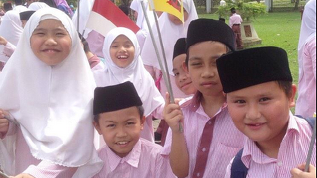 Bocah-bocah Brunei Menyambut Hangat Kedatangan Jokowi
