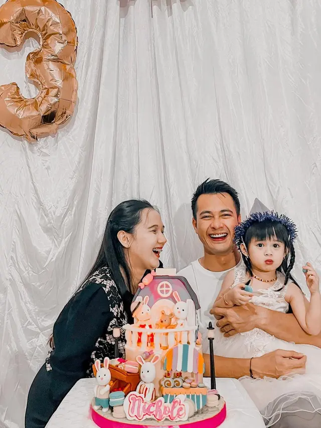 Eza Gionino bersama keluarganya (Foto: Instagram ezagio)
