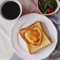 Cuma modal telur, roti serta beberapa bahan lainnya kamu sudah dapat membuat menu sarapan yang enak banget nih. (Foto: Instagram/@dietmulaibesok)