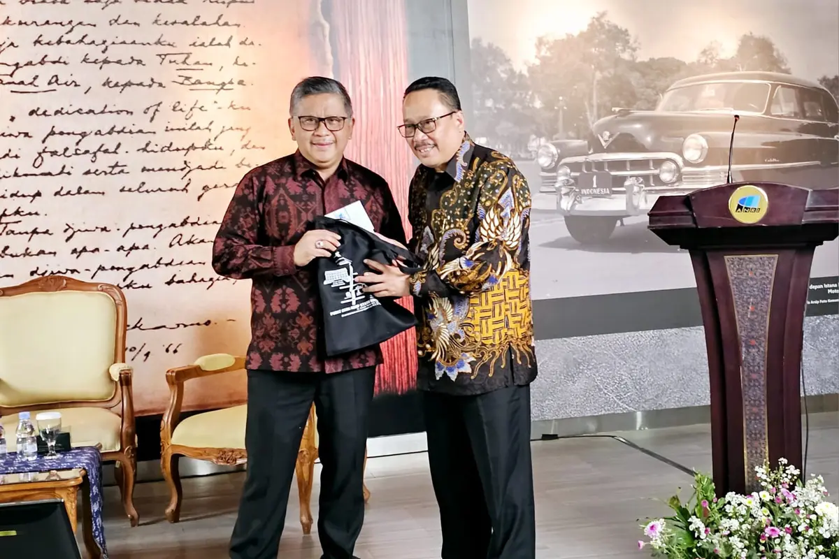 Pelaksana Tugas (Plt.) Kepala Arsip Nasional Republik Indonesia (ANRI), Imam Gunarto Bersama Sekjen PDIP Hasto Kristiyanto