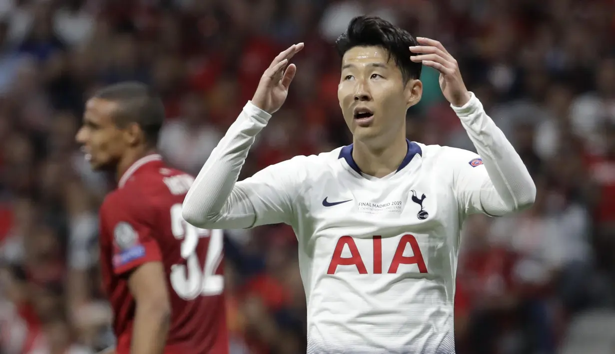 Penyerang Tottenham Hotspur, Son Heung-min, tampak kecewa usai gagal membobol gawang Liverpool pada laga Liga Champions 2019 di Stadion Wanda Metropolitano, Madrid, Minggu (2/6). Liverpool menang 2-0 atas Tottenham Hotspur. (AP/Felipe Dana)