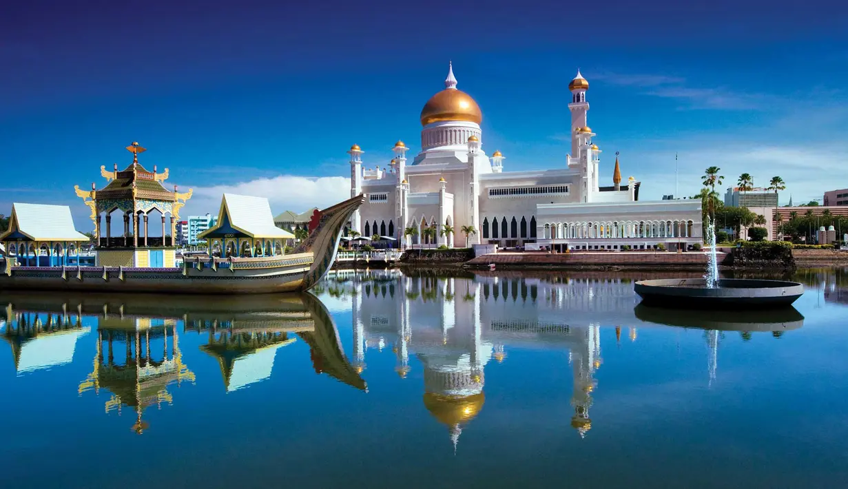 Brunei Darussalam memiliki pendapatan per kapita negara ini menjadi salah satu yang terbesar yaitu US$ 79.710 atau Rp 1,1 Miliar. Sektor terbesar penyumbang dana negara yaitu berasal dari ekspor minyak mentah dan gas.(borneoadventure.com)