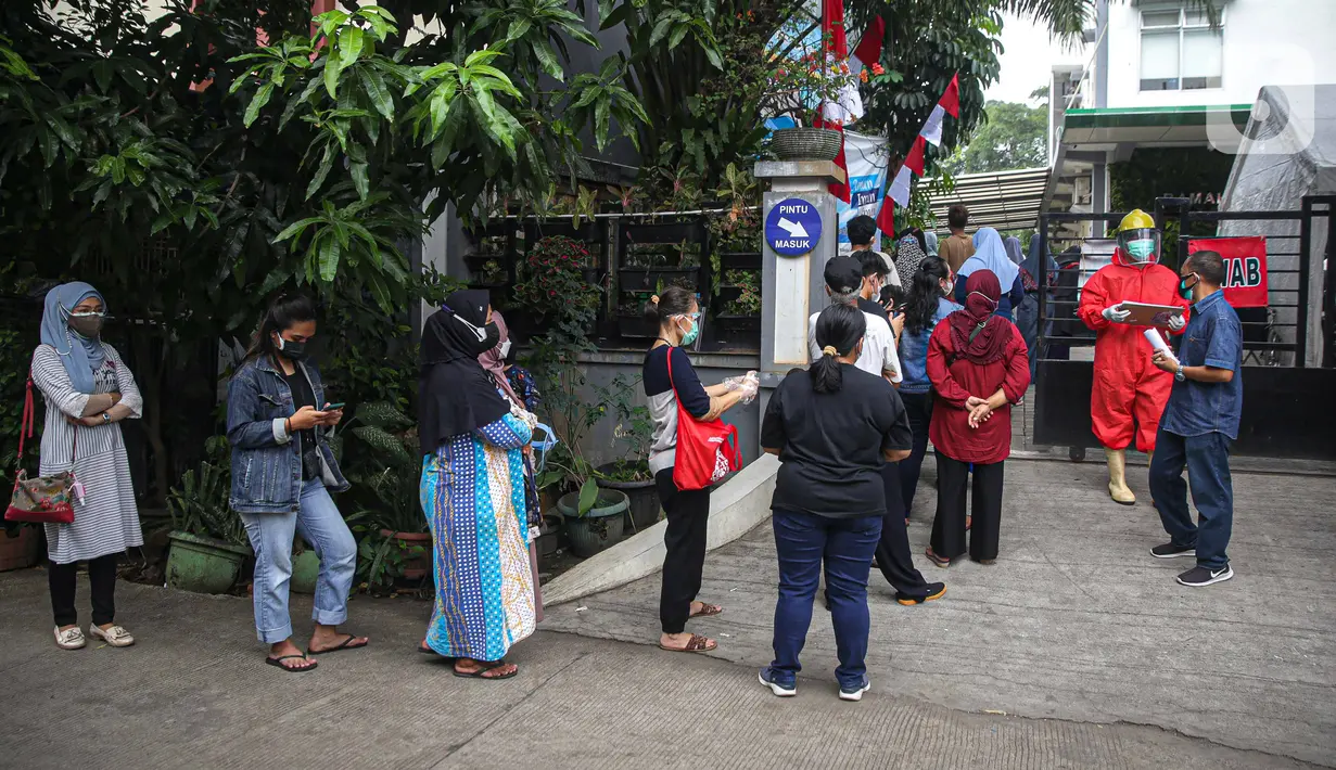 Warga antre untuk menjalani tes usap PCR COVID-19 di Puskesmas Kecamatan Duren Sawit, Jakarta, Kamis (22/7/2021). Peningkatan testing dan tracing di wilayah padat penduduk diharapkan bisa mempercepat upaya memutus mata rantai penyebaran COVID-19. (Liputan6.com/Faizal Fanani)