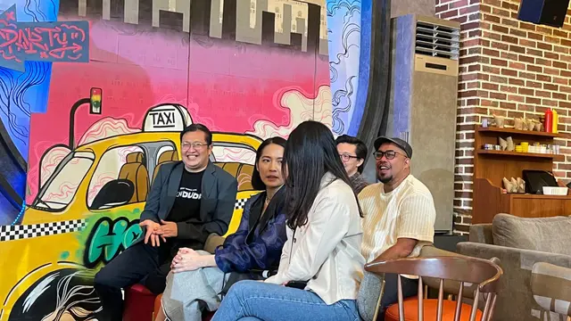 Tim cast dan kreatif 'Menduda' pada press release untuk original series terbarunya, di Home by Moonshine, Sampoerna Strategic Square, Jakarta (Fimela.com/Doc/Rianti Fitri Wulandari)