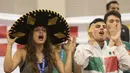 Pendukung tim Mexico menggunakan topi sambrero saat menyaksikan laga Kejuaraan Dunia Karate Junior, Cadet, dan U-21 2015. (Bola.com/Vitalis Yogi Trisna)