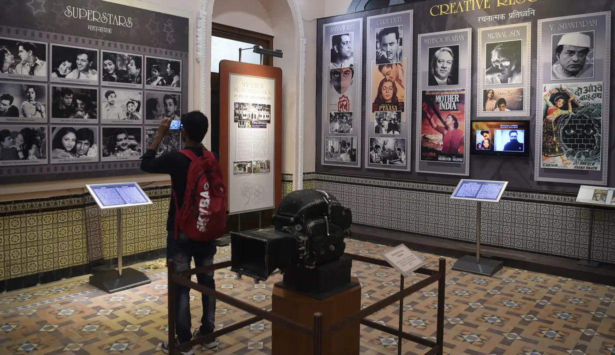Seorang siswa mengambil foto mantan aktor film India di Museum Nasional Sinema India (NMIC), Mumbai, India (22/1). India akhirnya memiliki museum film Bollywood pertama setelah 100 tahun lebih memproduksi film. (AFP Photo/Punitparanjpe)