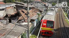Kereta commuter line melintas di kawasan Lenteng Agung, Jakarta Selatan, Sabtu (5/10/2019). Pemprov DKI Jakarta akan menata kawasan Lenteng Agung dan Tebet terutama di bantaran rel agar tidak terkesan kumuh. (Liputan6.com/Immanuel Antonius)