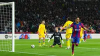 Penyerang Barcelona asal Brasil, Raphinha (kanan), merayakan gol yang dicetaknya ke gawang Las Palmas dalam laga jornada 30 La Liga Spanyol, di Estadio Olimpic Lluis Companys, Minggu (31/3/2024) dini hari WIB. (Pau Barrena / AFP)