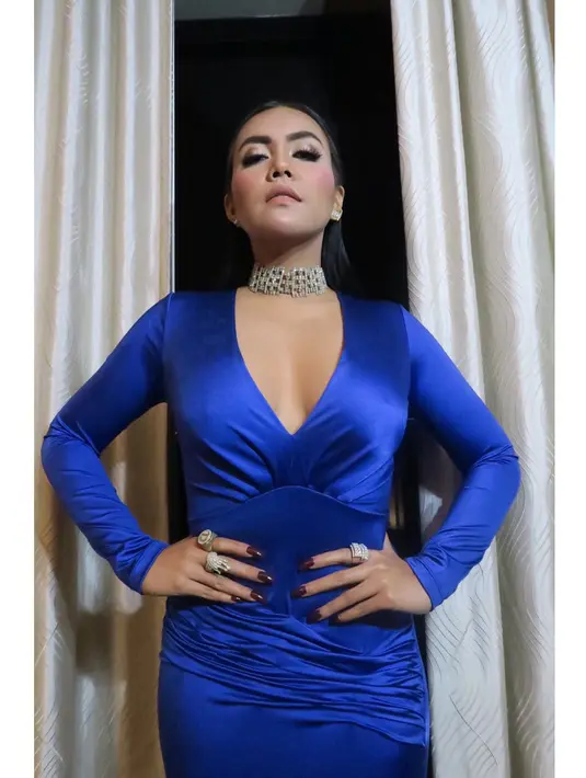 "terlalu fulgar, itu bukan seni namanya tp mengumbar lekukan tubuh, dan sayang banget jadi konsumsi public 🙈" tulis tiara_3aJd. "Kasihan ma orangtuanya. Anaknya pelan2 menjatuhkan org tuanya dalam neraka," tulis indahjuma. (Instagram/denadaindonesia)