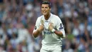 4. Bintang Real Madrid, Cristiano Ronaldo, melakukan protes ke wasit saat perempat final Liga Champions 2017 melawan Bayern Munchen. (AFP/Christof Stache)
