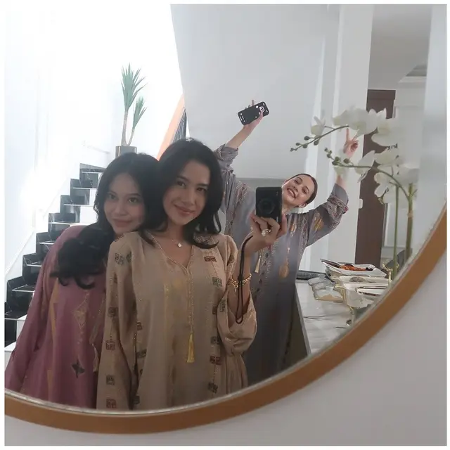 6 Potret Shenina Cinnamon Rayakan Lebaran Bareng Hanggini, Pakai Kaftan Senada