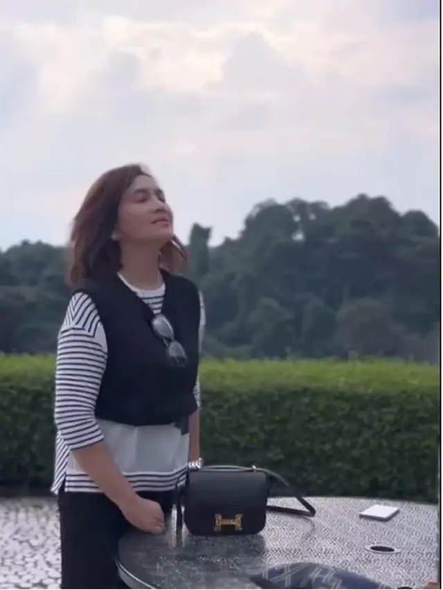 Silaturahmi ke Rumah Ferry Irawan, Ini 6 Potret Anggia Novita Sang Mantan Istri
