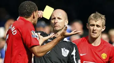 Referee Mike Riley brandishes a card at Manchester United&#039;s Rio Ferdinand during their Premiership match against Chelsea on September 21, 2008 at Stamford Bridge, in London. The game ended 1-1. AFP PHOTO/ ADRIAN DENNIS