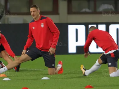 Gelandang Serbia, Nemanja Matic, melakukan pemanasan saat latihan di Stadion Ernst Happel, Wina, Kamis (5/10/2017). Serbia akan menghadapi Austria pada laga kualifikasi Piala Dunia 2018. (Bola.com/Reza Khomaini)