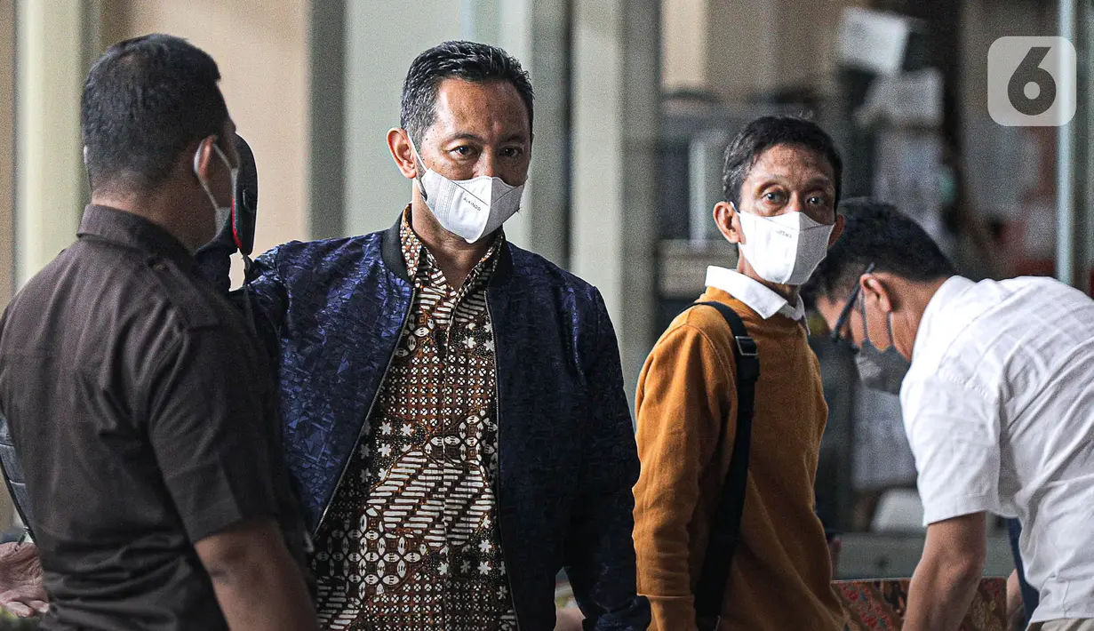 Kepala Bea-Cukai Makassar Andhi Pramono tiba memenuhi panggilan  di Gedung KPK, Jakarta, Selasa (14/3/2023). Kedatangan Andhi untukmengklarifikasi laporan harta kekayaan penyelenggara negara (LHKPN) yang dimilikinya. (Liputan6.com/Faizal Fanani)