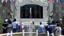 Turis-turis asing mengunjungi Monumen Ground Zero Bali menjelang peringatan 17 tahun serangan bom di Kuta, Bali (11/10/2019). Bali yang biasanya indah mendadak jadi mencekam dengan meledaknya bom di Pulau Dewata pada 12 Oktober 2002. (AFP Photo/Sonny Tumbelaka)