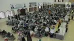 Rombongan jemaah haji berada di dalam aula Asrama Haji Pondok Gede, Jakarta, Kamis (6/7/2023). (merdeka.com/imam buhori)
