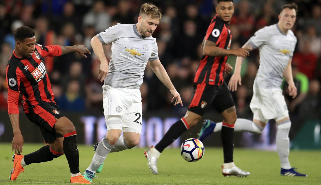 Aksi pemain Manchester United, Luke Shaw (kanan) melewati adangan pemain Bournemouth, Jordon Ibe pada lanjutan Premier League di Vitality Stadium, Bournemouth, (18/4/2018). MU menang 2-0.  (Adam Davy/PA via AP)