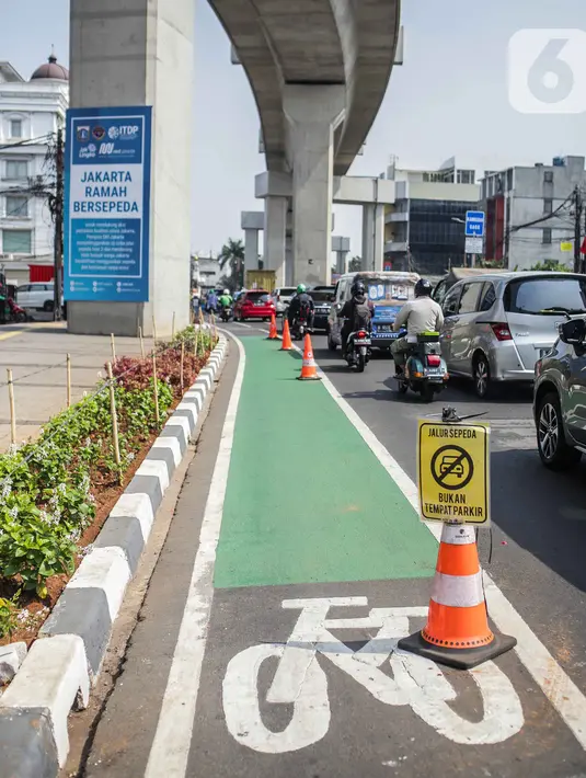 Kendaraan melintas di samping jalur khusus sepeda di Jalan Fatmawati Raya, Jakarta Selatan, Rabu (30/10/2019). Penundaan pembangunan jalur sepeda pada 2020 lantaran Komisi B ingin mengetahui rencana induk pembangunan jalur sepeda secara keseluruhan. (Liputan6.com/Faizal Fanani)
