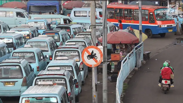 Abaikan Rambu, Pemotor Tetap Lewati Jalur Angkot Terminal Kampung Melayu