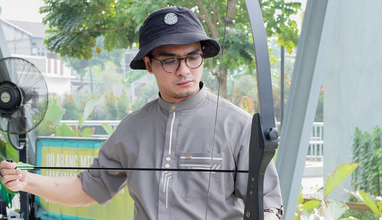 Pesona Ricky Harun saat Olahraga Memanah, Makin Awet Muda