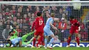Pemain Manchester City Kevin De Bruyne (kedua kanan) mencetak gol ke gawang Liverpool pada pertandingan Liga Inggris di Anfield, Liverpool, Inggris, Minggu (3/10/2021). Pertandingan berakhir imbang 2-2. (Peter Byrne/PA via AP)