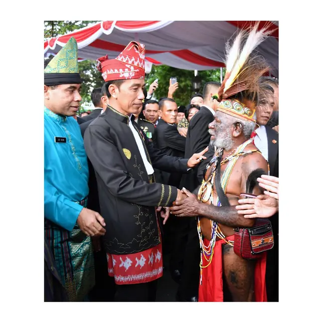 Presiden Jokowi dalam Baju Adat