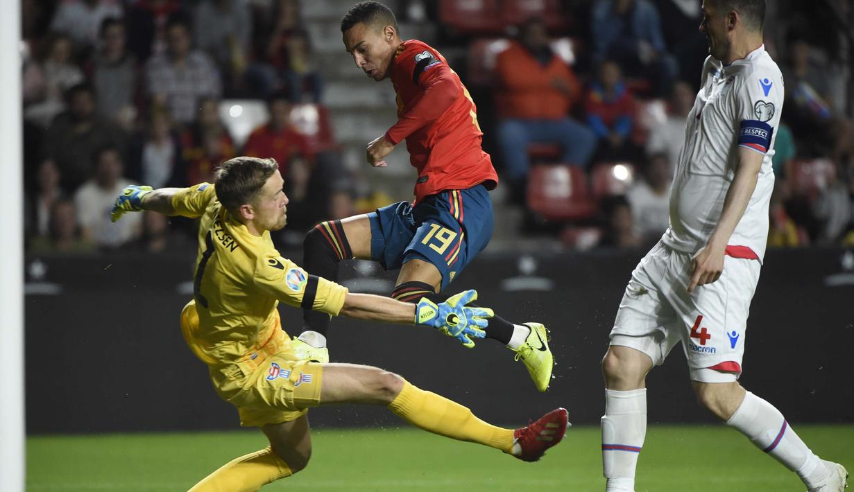 Proses terjadinya gol yang dicetak gelandang Spanyol, Rodrigo, ke gawang Kepulauan Faroe pada laga Kualifikasi Piala Eropa 2020 di Stadion El Molinon, Gijon, Minggu (8/9). Spanyol menang 4-0 atas Kepulauan Faroe. (AFP/Miguel Riopa)