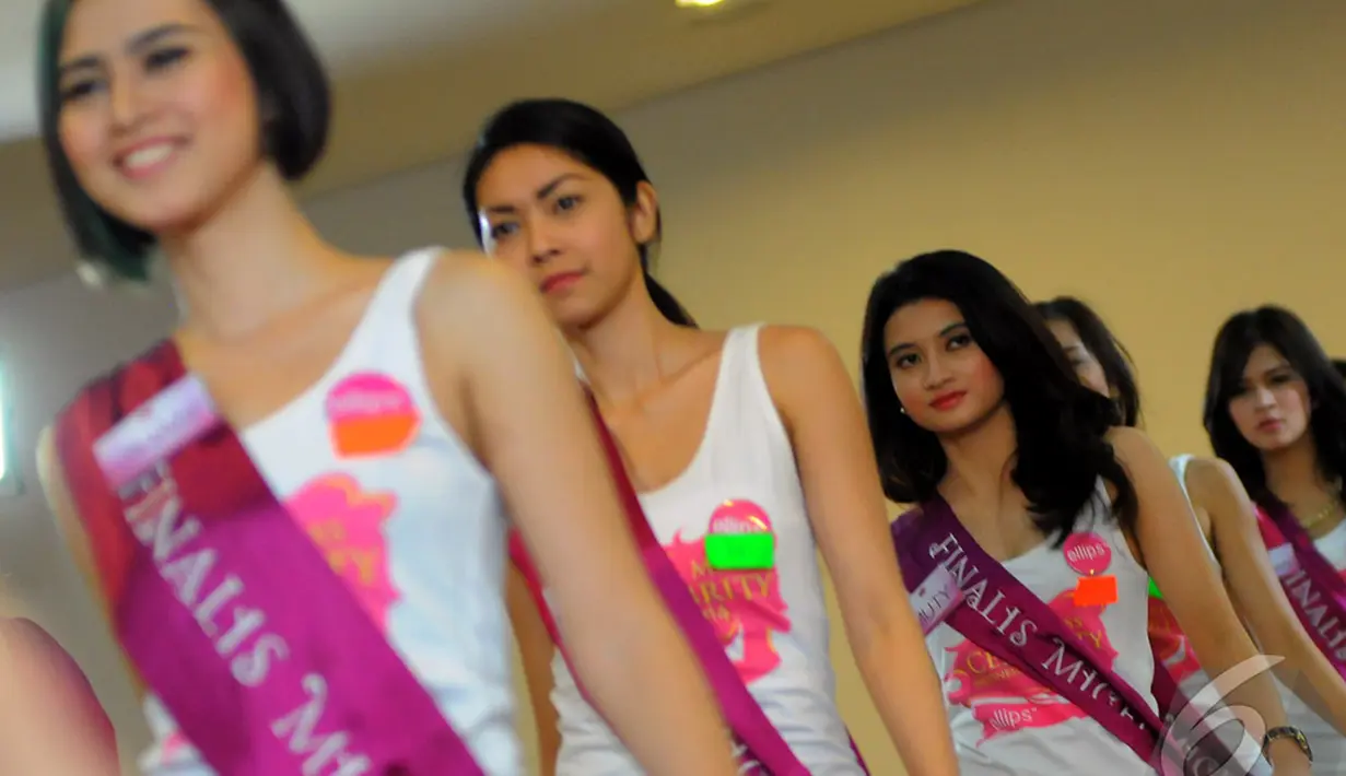 Para finalis Micel 2014 melakukan gaya yang diinstrusikan kepada mereka, Para finalis Micel 2014, Cawang, Jaktim, Minggu (19/10/2014) (Liputan6.com/Faisal R Syam)
