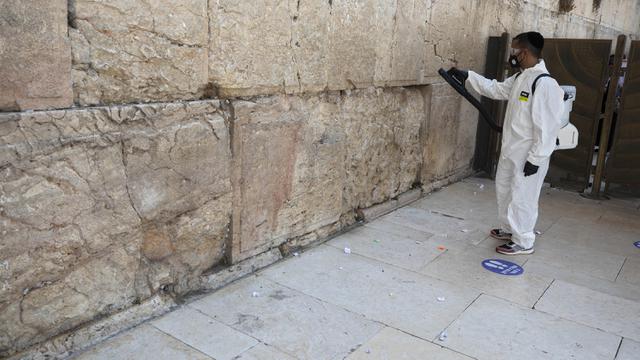 FOTO: Tembok Ratapan Dibersihkan Jelang Tahun Baru Yahudi