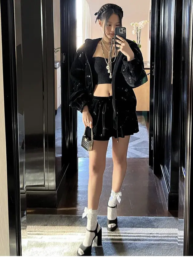 Jennie BLACKPINK Tampil Stunning Serba Hitam Membawa Tas Super Mini di Chanel Paris Fashion Week/ @jennierubyjane