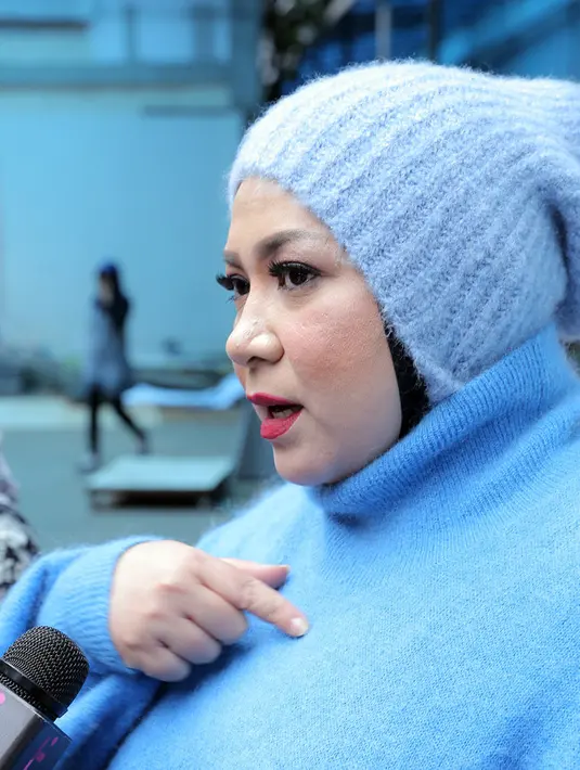 "Saya pikir mencintai seseorang gak ada syarat, gak ada alasan dan gak perlu dicari, yang terpenting adalah ketika kita memerlukan dia, dan dia gak ada, kita merasa kehilangan, itu mungkin buat saya tanda bahwa dia adalah belahan hidup saya," kata Anto.