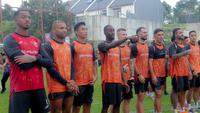 Foto: Pemain Asing Persija Takjub Didatangi Ribuan The Jak Mania saat Sesi Latihan Jelang Lawan Persib di BRI Super League