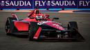 Pembalap Avalanche Andretti, Jake Dennis memacu mobilnya saat balapan Jakarta E-Prix 2023 round-11 di Jakarta International E-Prix Circuit, Ancol, Jakarta, Minggu (04/06/2023). (Bola.com/Bagaskara Lazuardi)