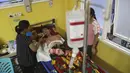 Seorang pria yang terluka akibat erupsi Gunung Semeru menerima perawatan di sebuah rumah sakit di Lumajang, Jawa Timur, 5 Desember 2021. Korban erupsi Gunung Semeru ​mendapat perawatan di beberapa puskesmas dan rumah sakit di Kabupaten Lumajang. (AP Photo/Trisnadi)