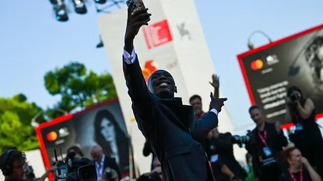 Gaya Keren Khaby Lame Pakai Tuxedo di Karpet Merah Venice Film Festival 2022