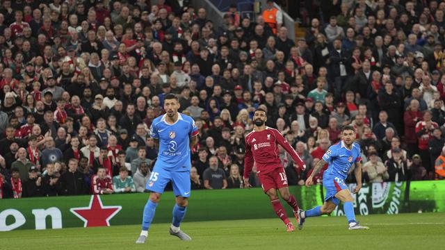Mohamed Salah (tengah) beraksi di laga Liverpool vs Atletico Madrid di Liga Champions 2025/2026 di Anfield, Kamis (18/09/2025). (AP Photo/Jon Super)