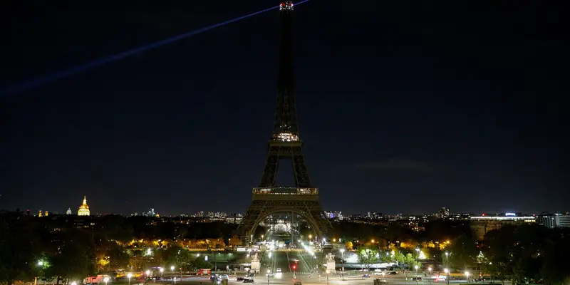 Lampu Menara Eiffel Dimatikan