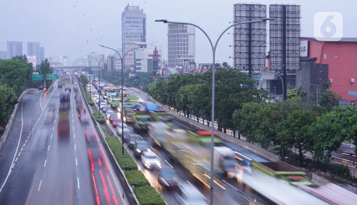 Kendaraan melintasi Jalan Tol Lingkar Dalam Jakarta di Cilandak, Jakarta Selatan, Jumat (2/10/2020). Direktorat Lalu Lintas Polda Metro Jaya mencatat jumlah kendaraan yang melintas pada jalur protokol menurun 21 persen ketika pemberlakuan PSBB Jakarta saat ini. (Liputan6.com/Immanuel Antonius)