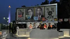 Warga bersantai di Taman Pandang Istana, Jakarta, Rabu (3/8). Taman Pandang Istana dibangun sebagai tempat bagi pengunjuk rasa yang beraksi di depan Istana Merdeka di Jalan Medan Merdeka Utara, Jakarta Pusat . (Liputan6.com/Yoppy Renato)