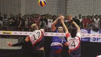 Surabaya Samator menang 3-2 (22-25, 25-21, 20-25, 35-33, 15-8) atas Jakarta Pertamina Energi dalam laga pamungkas final four putaran kedua di GOR Sritex Arena, Solo, Minggu (8/4/2018). (Bola.com/Ronald Seger Prabowo)