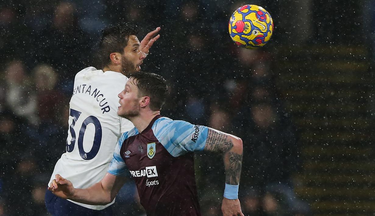 Rodrigo Bentancur. Gelandang berusia 24 tahun ini bertahan 4,5 musim bersama Juventus mulai 2017/18 hingga tengah musim 2021/2022 dengan torehan 3 gol dan 18 assist. Di bursa transfer Januari ia dilepas ke Tottenham Hotspur dan tampil reguler dalam 11 laga dengan torehan 1 assist. (AFP/Nigel Roddis)